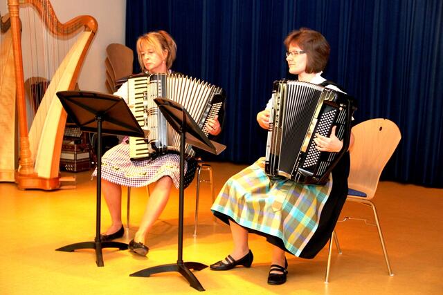 Mit der "Hochzeitspolka" und dem "Rosenwalzer" erfreuten Andrea Aumiller und Stefanie Saule (v. l.) das zahlreiche Publikum im Saal der Musikschule Wertingen.