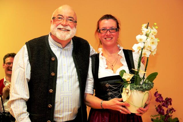 Manfred-Andreas Lipp bedankte sich bei Karolina Wörle mit Blumen für die geleistete Arbeit.