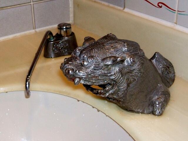 Handwaschbecken im WC des Palastes