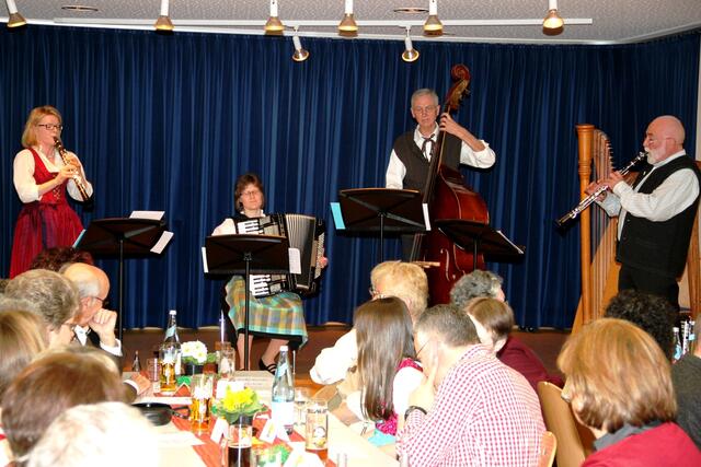 "Vierklang" mit v. l. Heike Mayr-Hof, Stefanie Saule, Rudolf Heinle und Manfred-Andreas Lipp eröffneten den Hoigarta in der Musikschule.
