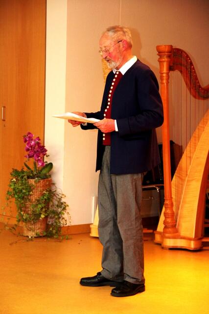 Alfred Sigg konnte mit Wissenswertem und Humor das Programm auflockern. Die Zuhörer hatten viel Freude an den Ausführungen des "Wertinger Originals".