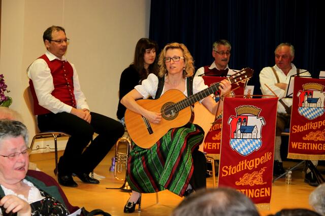 Zum Ausklang des Abends sangen Musiker und Gäste die Lieder "Die Gedanken sind frei" und "Kein schöner Land". Begleitet wurden die Sänger auf der Gitarre von Finny Tilp.
