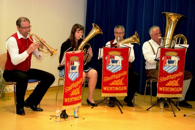 Mit Präsident Christian Hof, Delia Geißler, Josef Kratzer und Josef Knittel (v. l.) stehen erfahrene Musiker auf der Bühne.