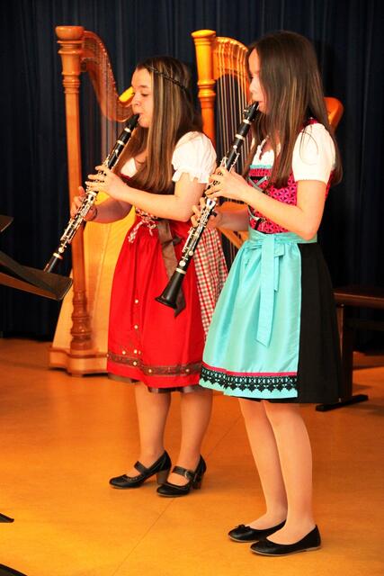 Maren Baier und Nicole Weldishofer (v. r.) debütierten beim Hoigarten mit bayerischer Volksmusik.