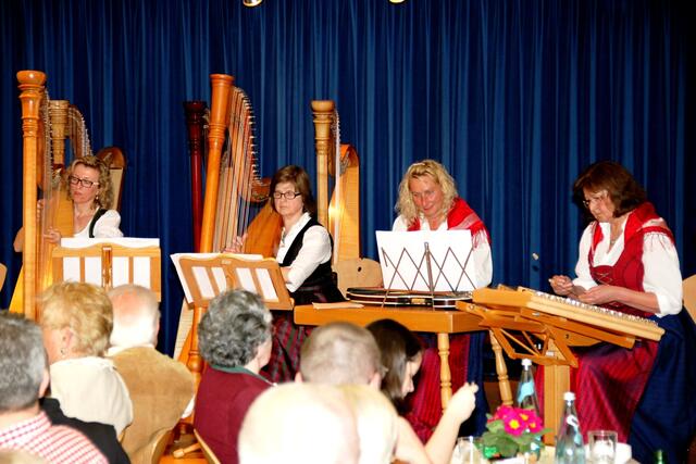 Die "Wertinger Zupfnudla" (v. r. Ingrid Lipp, Brigitte Felgenhauer, Margarete Zahn und Finny Tilp) gehören zu den gerne gesehenen musikalischen Gästen in der Musikschule.