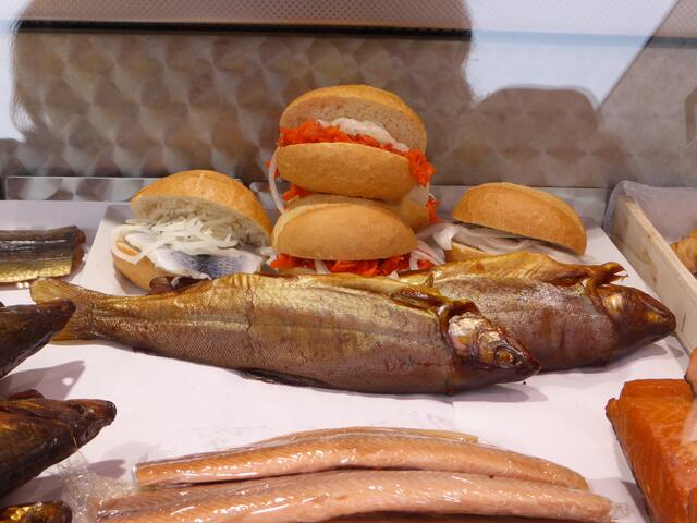 Wer es nicht bis zu Hause abwarten kann - ein lecker Fischbrötchen geht immer!