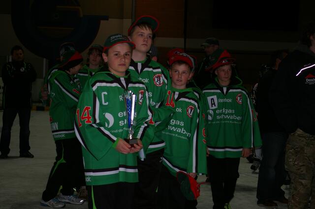 Die Pinguine freuen sich über ihren Pokal