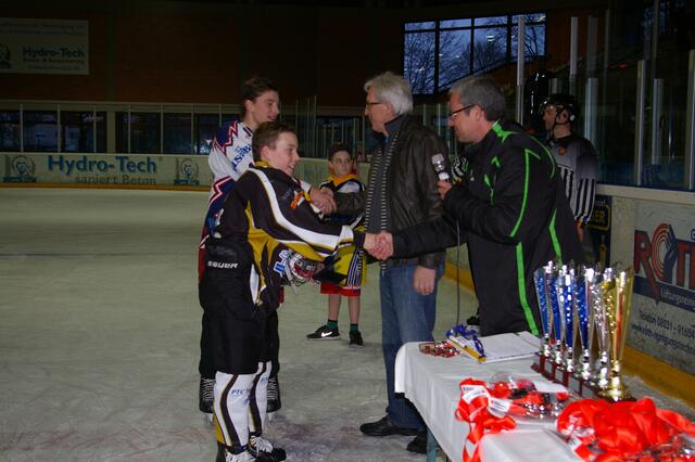 Herr Reinhardt (hinten) und Herr Neumann (vorne) bei der Ehrung der 'Besten Spieler'