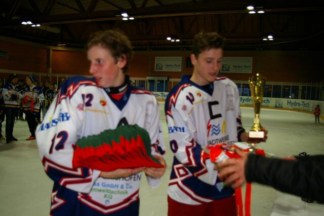 Das Siegerteam mit ihren tollen Preisen für das gesamte Team