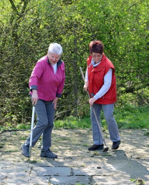 Zwei fleissige Helfering, beim entfernen von Unkraut