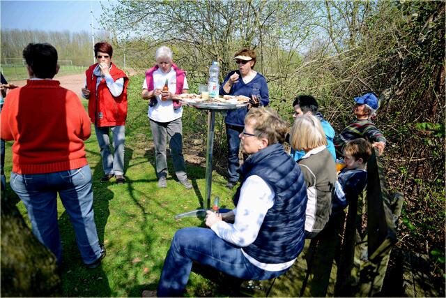 Der Imbiss wird im Sonnenschein genossen