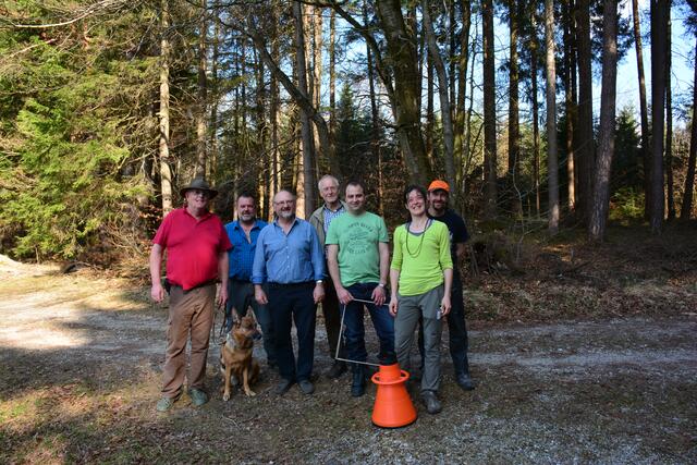 von li. Josef Helber, Hündin Leika, Leonhard Schaudi, Michael Keis, Eckart Huber, Georg Eggenmüller, Susanne Kling, Werner Oblinger