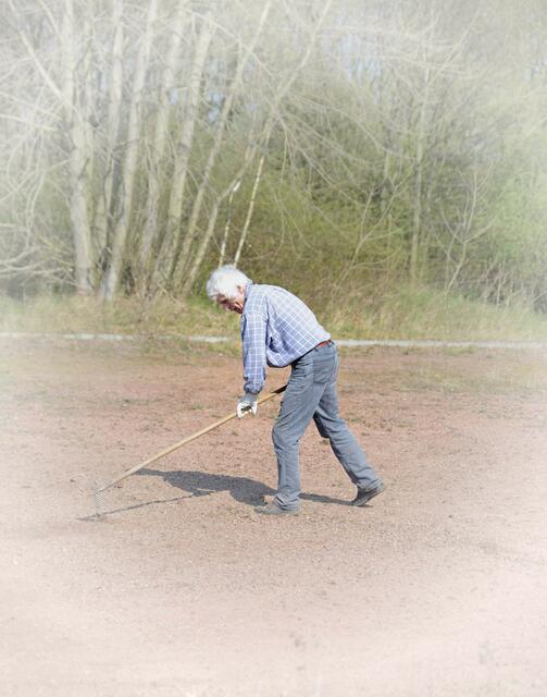 Nebel ? Trotz Sonnenschein?  Spielfläche wird begradigt