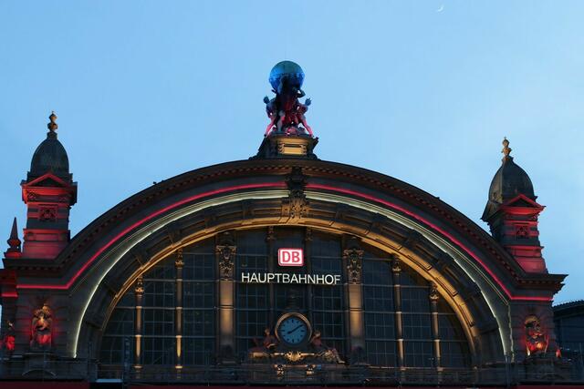 Bunt beleuchteter Hauptbahnhof