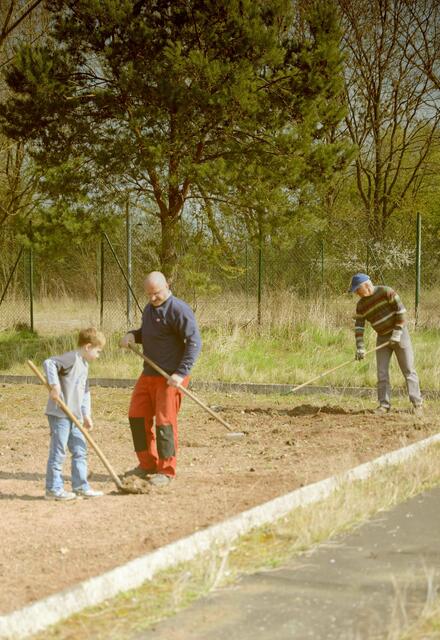 Vater und Sohn, bei gemeinsamer Arbeit
