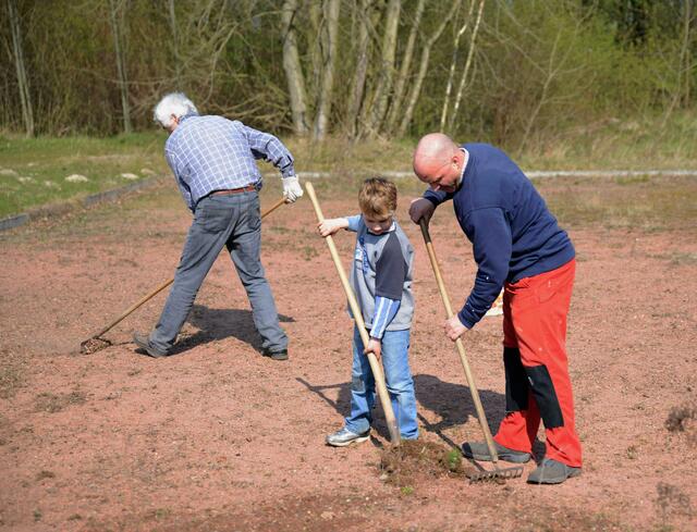 Vater und Sohn, nach dem Motto, wenn der Vater mit dem Sohn einmal ausgeht, dann zum Sauberkeitstag auf den Sportplatz des TV-Lohnde