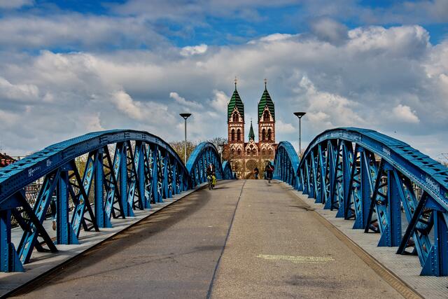 Die Blaue Brücke in Freiburg am Konzerthaus, im HG die Herz-Jesu Kirche