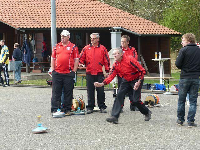im Hintergrund das Vereinsheim des Eissportvereins