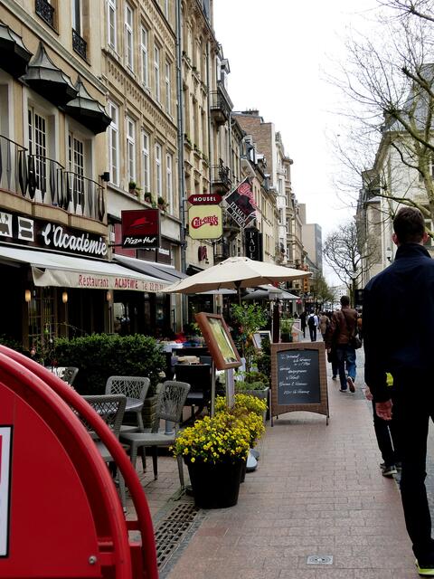 Straßencafes laden zum Verweilen ein.