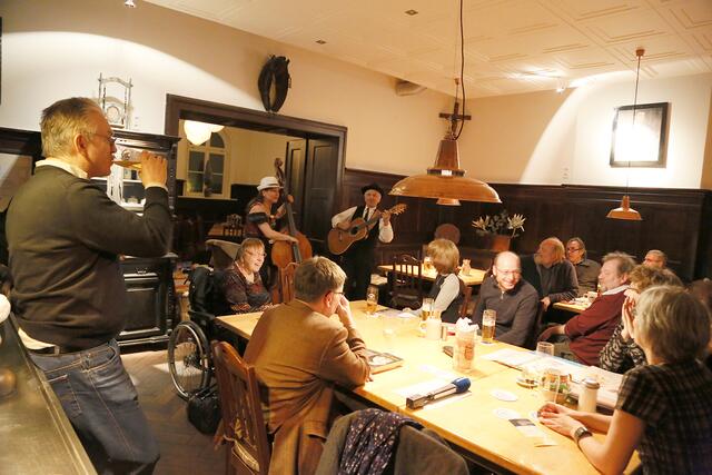 Eine Riesengaudi: Dichter des Poesiebriefkastens mit Christopher Griebel und den Isarschiffern im Hans-Mielich-Hof... | Foto: Egbert Kraus