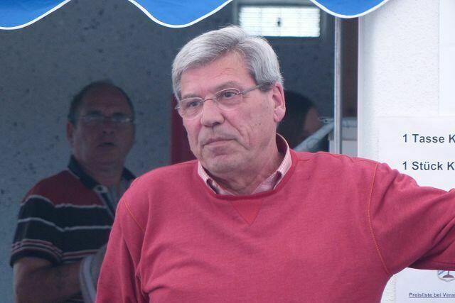 Sportreferent Erhard Sandmeir übergibt die Urkunden ...