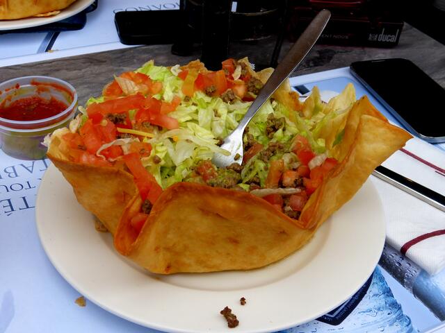 Mexikanischer Salat in der Tortillaschale !