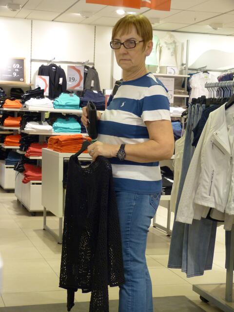 Wir waren nur kurzärmlig unterwegs,da musste erst mal etwas Wärmendes für Uschi her.