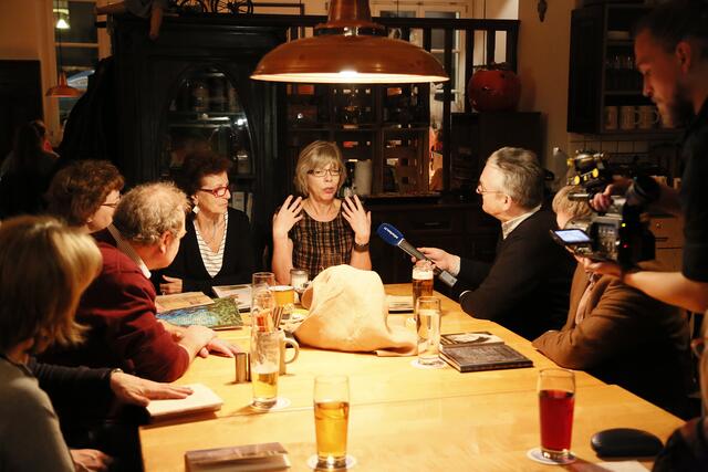 ...beim Stammtisch erhielt die Künstlerin des Poesie-Briefkastens, Katharina Schweissguth die Gelegenheit das Projekt den Zuschauern von München-TV vorzustellen. | Foto: Egbert Kraus