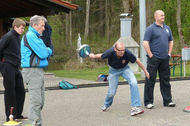 anpeilen und ........................treffen ..... er sollte die "Taube" NICHT treffen .....
