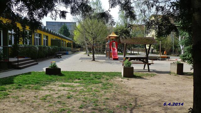(14) !!! Sonntags + Monatsbilder / Schulhof !!! 6.4.2014 Temperatur: Plus 9°C / 12:16h / 18°C Plus Wind:1-3/ bewölkt / sonnig