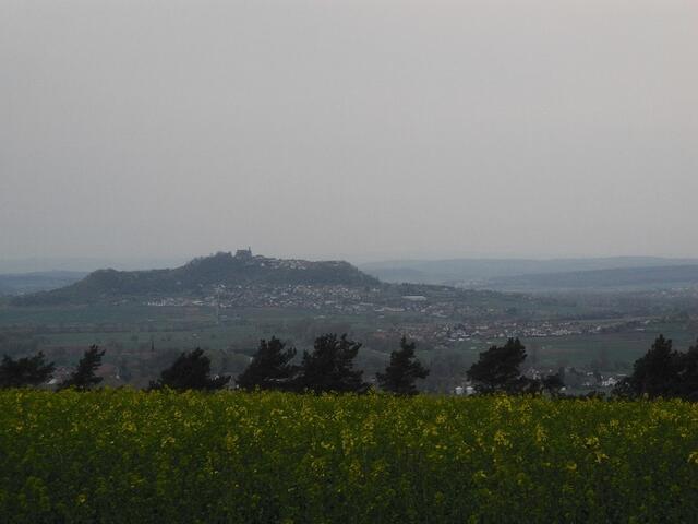 Die Amöneburg im Ohmtal prägt den Ausblick auf dieser Tour
