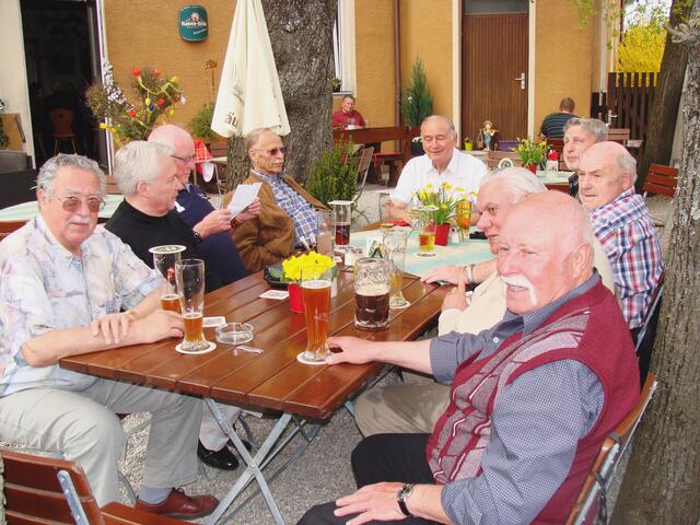 von der Gegenseite mit Heinrich ( Mitte )