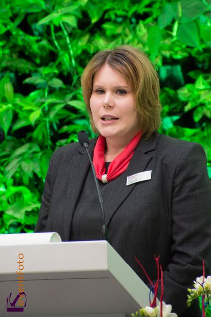 Ausgezeichnet mit dem German Design Award 2014 - Das Friedberger Finanzzentrum am Sparkassenplatz hat seit 07. April seine Pforten geöffnet - im Bild Geschäftsstellenleiterin Marion Wachinger