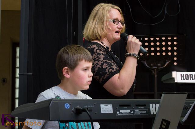 Baerenbande rockt die Friedberger Realschule bei 50-jährigen Schuljubiläum 2014 - Bandleaderin Karin Baer mit dem Newcomer der Band, Timo Scherer