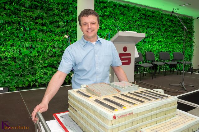 Ausgezeichnet mit dem German Design Award 2014 - Das Friedberger Finanzzentrum am Sparkassenplatz hat seit 07. April seine Pforten geöffnet - Zur Eröffnung gabs die Sparkassentorte, als künstlerische Süßigkeit vom Altstadtbäcker Willi Weißgerber