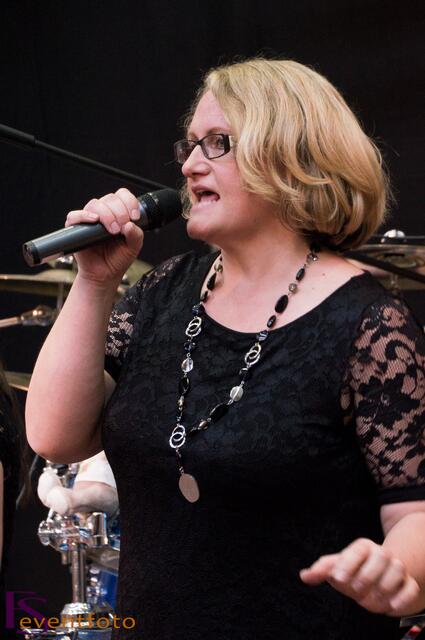 Baerenbande rockt die Friedberger Realschule bei 50-jährigen Schuljubiläum 2014 - Bandleaderin Karin Baer