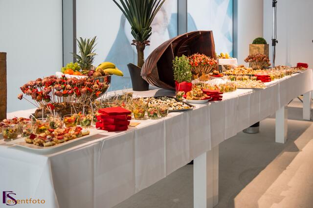 Ausgezeichnet mit dem German Design Award 2014 - Das Friedberger Finanzzentrum am Sparkassenplatz hat seit 07. April seine Pforten geöffnet - Zur Eröffnung gabs leckere Schmankerl von Friedberger Service-Catering Crown-Event