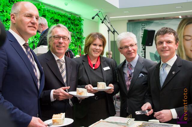 Ausgezeichnet mit dem German Design Award 2014 - Das Friedberger Finanzzentrum am Sparkassenplatz hat seit 07. April seine Pforten geöffnet - im Bild von links: Augsburgs OB Kurt Griebl, Friedbergs Bürgermeister Peter Bergmair, Geschäftsstellenleiterin Marion Wachinger, Vorstandsvorsitzender Rolf Settelmeier und Friedbergs Altstadtbäcker Willi Weißgerber