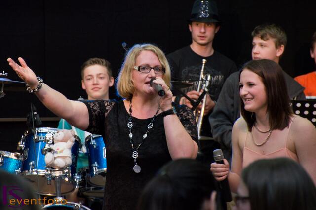 Baerenbande rockt die Friedberger Realschule - Immer voll dabei: Studienrätin Karin Baer ist als Bandleaderin bei allen Musikern beliebt