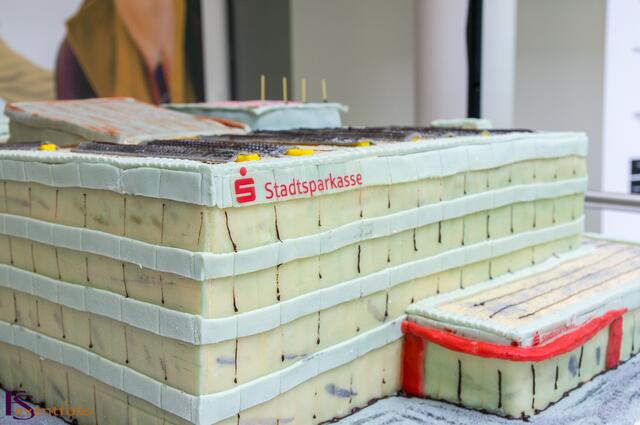 Ausgezeichnet mit dem German Design Award 2014 - Das Friedberger Finanzzentrum am Sparkassenplatz hat seit 07. April seine Pforten geöffnet - Zur Eröffnung gabs die Sparkassentorte, als künstlerische Süßigkeit vom Altstadtbäcker Willi Weißgerber