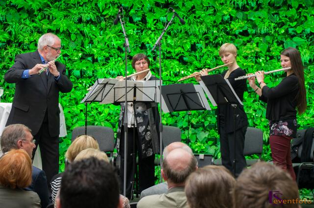 Ausgezeichnet mit dem German Design Award 2014 - Das Friedberger Finanzzentrum am Sparkassenplatz hat seit 07. April seine Pforten geöffnet - Bilder von der Eröffnungsfeier - im Bild Das Querflötenquartett unter der Leitung von Gereon Trier