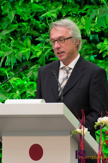 Ausgezeichnet mit dem German Design Award 2014 - Das Friedberger Finanzzentrum am Sparkassenplatz hat seit 07. April seine Pforten geöffnet - im Bild: Friedbergs Bürgermeister Dr. Peter Bergmair