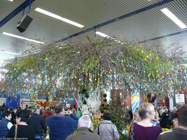 ...ein beeindruckend, großer, bunt geschmückter Osterbaum