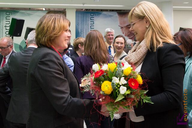 Ausgezeichnet mit dem German Design Award 2014 - Das Friedberger Finanzzentrum am Sparkassenplatz hat seit 07. April seine Pforten geöffnet - im Bild Geschäftsstellenleiterin Marion Wachinger (links) und Stadtsparkassen-Vorständin Claudia Kollmer