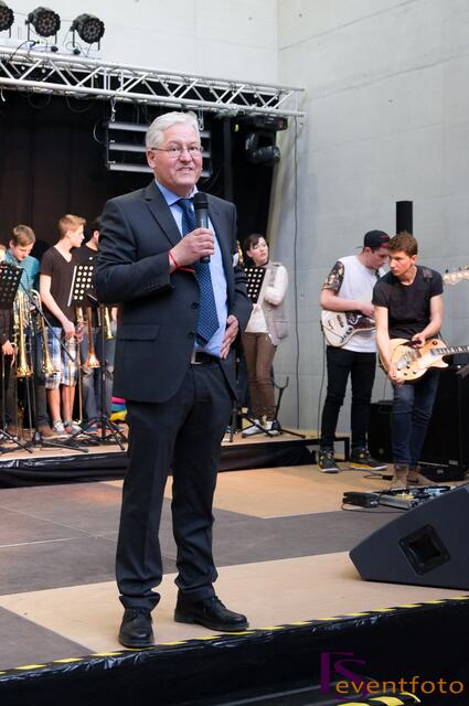 Baerenbande rockt die Friedberger Realschule bei 50-jährigen Schuljubiläum 2014 - Schuleiter Anton Oberfrank eröffnet das Konzert