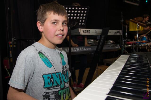 Baerenbande rockt die Friedberger Realschule bei 50-jährigen Schuljubiläum 2014 - Newcomer an den Keyboards: Timo Scherer