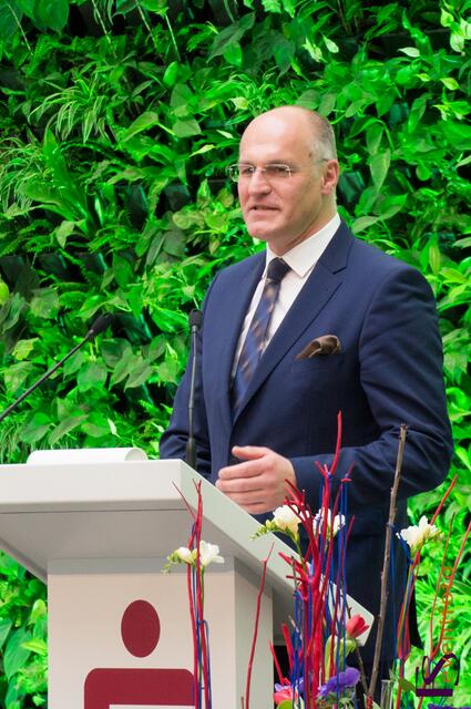 Ausgezeichnet mit dem German Design Award 2014 - Das Friedberger Finanzzentrum am Sparkassenplatz hat seit 07. April seine Pforten geöffnet - im Bild Augsburgs OB Kurt Griebl