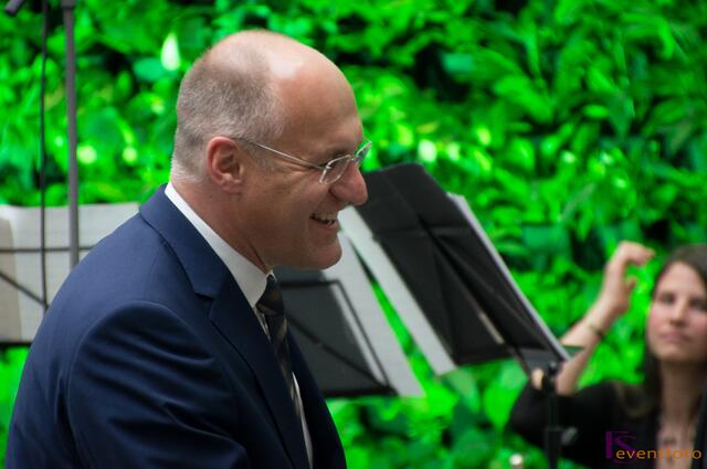 Ausgezeichnet mit dem German Design Award 2014 - Das Friedberger Finanzzentrum am Sparkassenplatz hat seit 07. April seine Pforten geöffnet - Bilder von der Eröffnungsfeier - im Bild Augsburgers OB Kurt Griebl