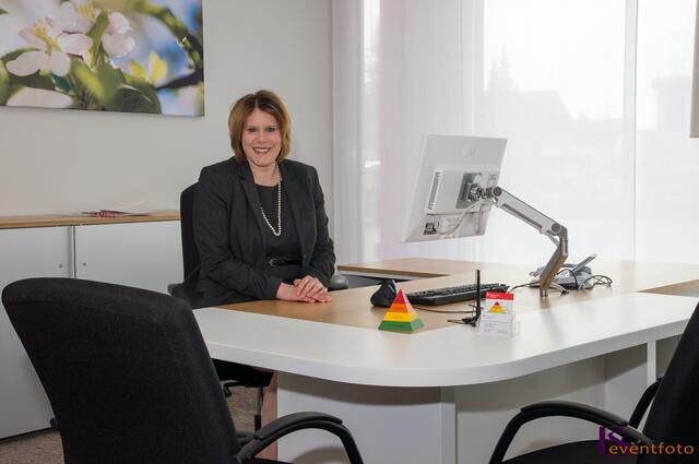 Ausgezeichnet mit dem German Design Award 2014 - Das Friedberger Finanzzentrum am Sparkassenplatz hat seit 07. April seine Pforten geöffnet - im Bild: Geschäftsstellenleiterin Marion Wachinger