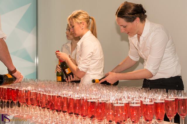 Ausgezeichnet mit dem German Design Award 2014 - Das Friedberger Finanzzentrum am Sparkassenplatz hat seit 07. April seine Pforten geöffnet - Zur Eröffnung gabs leckere Schmankerl von Friedberger Service-Catering Crown-Event